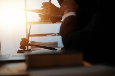 Yargıç Gavin ve Adalet Avukatları hukuk firmasının arka planında takım toplantısı yapıyorlar. Hukuk ve Hukuk Hizmetleri kavramları.