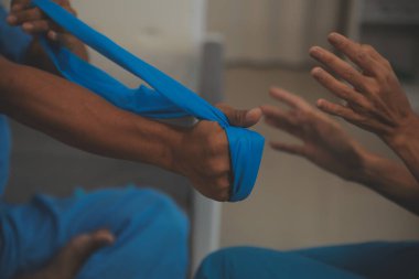 Profesyonel fizyoterapist genç bir adamı muayene eder ve tedavi eder. Hastanedeki bir adamın kaslarını ve yaralarını tedavi eder..