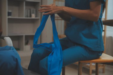 Profesyonel fizyoterapist genç bir adamı muayene eder ve tedavi eder. Hastanedeki bir adamın kaslarını ve yaralarını tedavi eder..