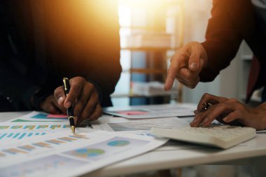 Fon yöneticileri takım danışmanlığı ve ofisteki yatırım borsası analizi hakkında tartışmalar