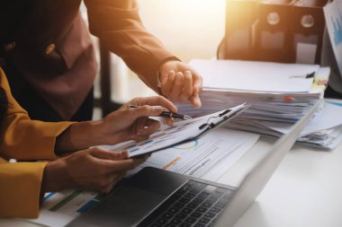 Toplantı odasında birlikte çalışan iş adamları, takım çalışması arka plan çizelgeleri ve grafikler, çift pozlama başarılı takım çalışması, iş planlama konsepti.