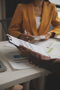 Toplantı odasında birlikte çalışan iş adamları, takım çalışması arka plan çizelgeleri ve grafikler, çift pozlama başarılı takım çalışması, iş planlama konsepti.