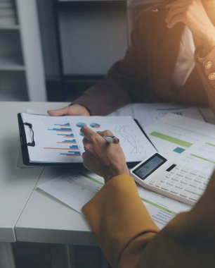 Toplantı odasında birlikte çalışan iş adamları, takım çalışması arka plan çizelgeleri ve grafikler, çift pozlama başarılı takım çalışması, iş planlama konsepti.