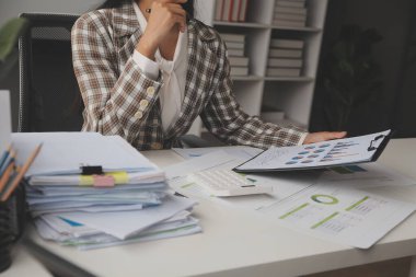 Toplantı odasında birlikte çalışan iş adamları, takım çalışması arka plan çizelgeleri ve grafikler, çift pozlama başarılı takım çalışması, iş planlama konsepti.