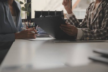 Toplantı odasında birlikte çalışan iş adamları, takım çalışması arka plan çizelgeleri ve grafikler, çift pozlama başarılı takım çalışması, iş planlama konsepti.