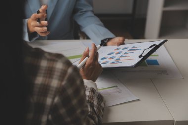 Toplantı odasında birlikte çalışan iş adamları, takım çalışması arka plan çizelgeleri ve grafikler, çift pozlama başarılı takım çalışması, iş planlama konsepti.