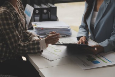 Toplantı odasında birlikte çalışan iş adamları, takım çalışması arka plan çizelgeleri ve grafikler, çift pozlama başarılı takım çalışması, iş planlama konsepti.