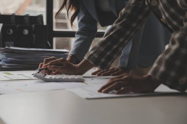 Toplantı odasında birlikte çalışan iş adamları, takım çalışması arka plan çizelgeleri ve grafikler, çift pozlama başarılı takım çalışması, iş planlama konsepti.