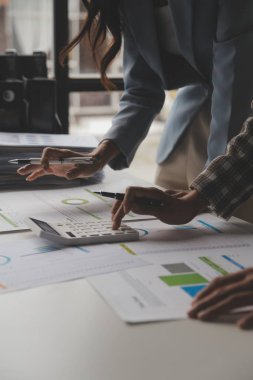 Toplantı odasında birlikte çalışan iş adamları, takım çalışması arka plan çizelgeleri ve grafikler, çift pozlama başarılı takım çalışması, iş planlama konsepti.