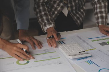 Toplantı odasında birlikte çalışan iş adamları, takım çalışması arka plan çizelgeleri ve grafikler, çift pozlama başarılı takım çalışması, iş planlama konsepti.