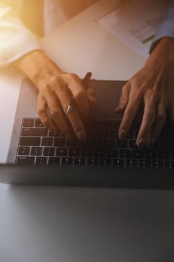 Toplantı odasında birlikte çalışan iş adamları, takım çalışması arka plan çizelgeleri ve grafikler, çift pozlama başarılı takım çalışması, iş planlama konsepti.