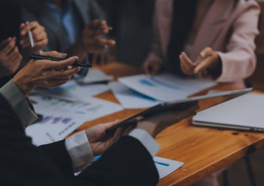 Genç Asyalı iş adamlarından oluşan bir grup ofiste fikir alışverişinde bulundu..