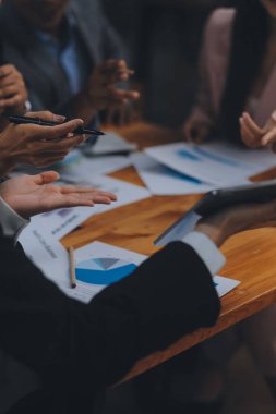 Genç Asyalı iş adamlarından oluşan bir grup ofiste fikir alışverişinde bulundu..