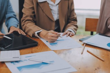 Genç Asyalı iş adamlarından oluşan bir grup ofiste fikir alışverişinde bulundu..