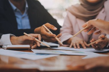 Genç Asyalı iş adamlarından oluşan bir grup ofiste fikir alışverişinde bulundu..