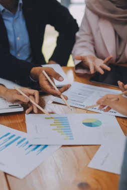 Genç Asyalı iş adamlarından oluşan bir grup ofiste fikir alışverişinde bulundu..