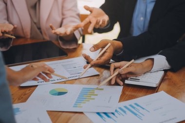 Genç Asyalı iş adamlarından oluşan bir grup ofiste fikir alışverişinde bulundu..