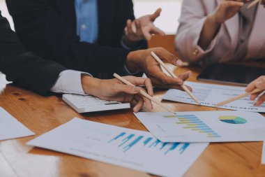 Genç Asyalı iş adamlarından oluşan bir grup ofiste fikir alışverişinde bulundu..