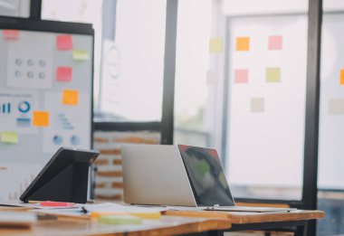 Genç Asyalı iş adamlarından oluşan bir grup ofiste fikir alışverişinde bulundu..