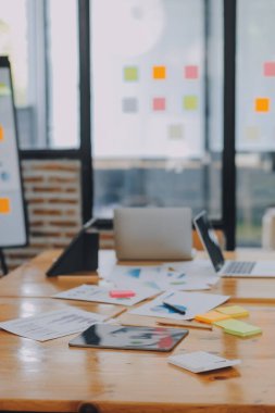 Genç Asyalı iş adamlarından oluşan bir grup ofiste fikir alışverişinde bulundu..