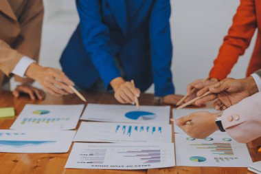 İş adamları. Ofiste zaman geçirirken bilgisayarla veri analiz eden kendinden emin genç iş adamları.