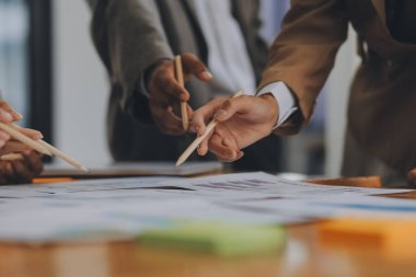 İş adamları. Ofiste zaman geçirirken bilgisayarla veri analiz eden kendinden emin genç iş adamları.