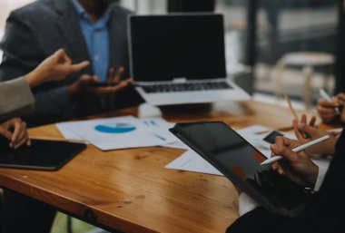 Genç mutlu Asyalı iş adamı, kadın yeni açılan ofiste birlikte çalışıyor. Yaratıcı ekip beyin fırtınası toplantısı, internet teknolojisi, iş arkadaşları iş arkadaşı ortaklığı veya ofis çalışanı takım çalışması konsepti