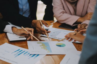 Genç Asyalı iş adamlarından oluşan bir grup ofiste fikir alışverişinde bulundu..