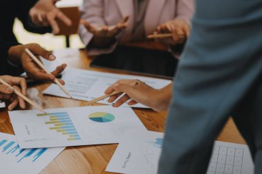 Genç Asyalı iş adamlarından oluşan bir grup ofiste fikir alışverişinde bulundu..