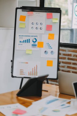 Genç Asyalı iş adamlarından oluşan bir grup ofiste fikir alışverişinde bulundu..