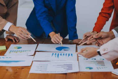 İş adamları. Ofiste zaman geçirirken bilgisayarla veri analiz eden kendinden emin genç iş adamları.