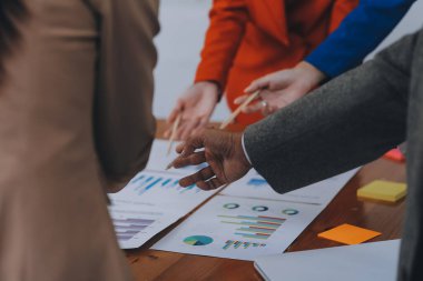 İş adamları. Ofiste zaman geçirirken bilgisayarla veri analiz eden kendinden emin genç iş adamları.