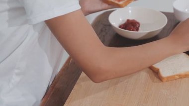 Kadının eli kahvaltı hazırlıyor.