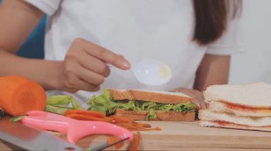 Sandviç yiyen bir kız. Kapat..