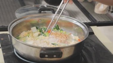 Lezzetli Asya yemeklerinin yakın görüntüsü