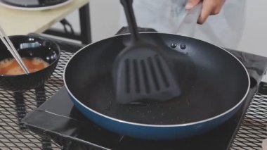 Mutfakta yemek pişiren kadın.