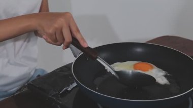 Şef mutfakta yemek yapıyor.