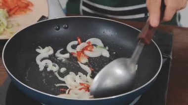 Aşçı mutfakta yemek yapıyor.