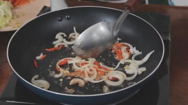 Kızarmış eriştenin mutfak fotoğrafı.