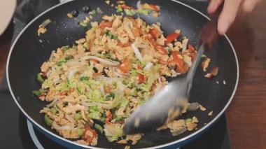 Tavada sebzeli kızarmış tavuk çorbası.