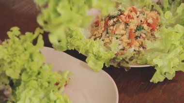 Taze salata, sebzeler ve sebzeler kasede.