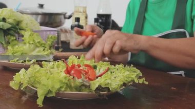 sebze salatası hazırlama adam