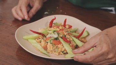 Tayland yemeği, baharatlı papaya salatası, karides ve sebzeli.,