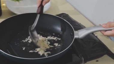 Beyaz arka planda siyah tavalı krep yapmak