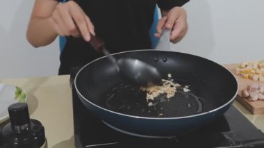 Tavada kızarmış tavuk pişirmek.