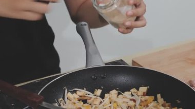 Mutfakta lezzetli bir yemeğin pişirme süreci