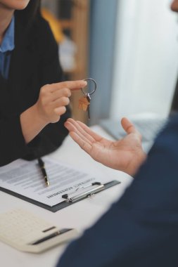 Satış temsilcisi bir ev veya daire satın almak veya kredi ve faiz oranlarını tartışmak için ev satın alma sözleşmesi teklif ediyor