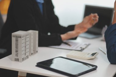 Satış temsilcisi bir ev veya daire satın almak veya kredi ve faiz oranlarını tartışmak için ev satın alma sözleşmesi teklif ediyor