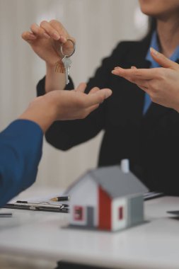 Satış temsilcisi bir ev veya daire satın almak veya kredi ve faiz oranlarını tartışmak için ev satın alma sözleşmesi teklif ediyor