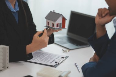 Satış temsilcisi bir ev veya daire satın almak veya kredi ve faiz oranlarını tartışmak için ev satın alma sözleşmesi teklif ediyor